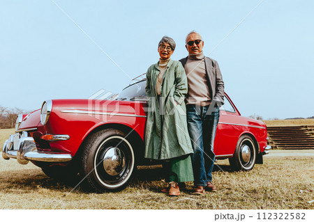愛車と佇むおしゃれなシニア夫婦の写真 112322582