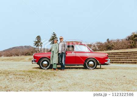 愛車と佇むおしゃれなシニア夫婦の写真 愛車と佇むおしゃれなシニア夫婦の写真 112322586