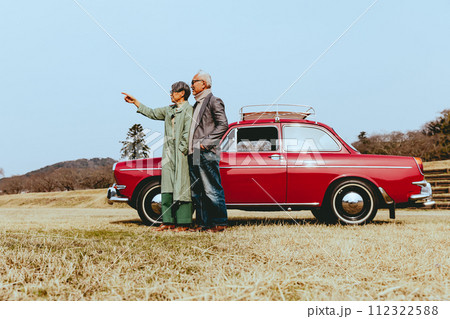 愛車と佇むおしゃれなシニア夫婦の写真 愛車と佇むおしゃれなシニア夫婦の写真 112322588