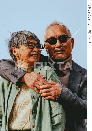 シニア夫婦の屋外でのスキンシップの写真 112322590