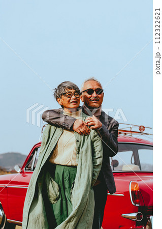 愛車バックに寄り添うシニア夫婦の写真 愛車バックに寄り添うシニア夫婦の写真 112322621