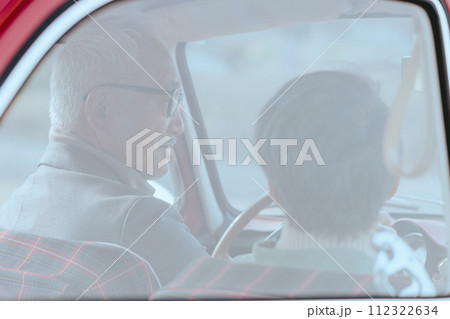 シニア夫婦が愛車に乗ってドライブをしている写真 112322634