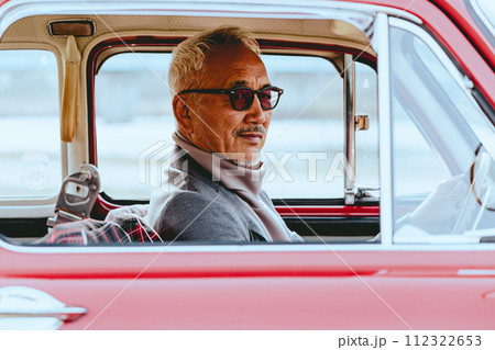 愛車に乗ってドライブをしているシニア男性の写真 112322653