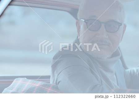愛車に乗ってドライブをしているシニア男性の写真 112322660