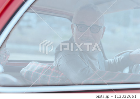 愛車に乗ってドライブをしているシニア男性の写真 112322661