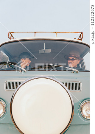 ドライブをしているシニア夫婦の写真 ドライブをしているシニア夫婦の写真 112322678