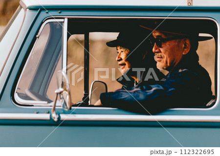 ドライブをしているシニア夫婦の写真 112322695