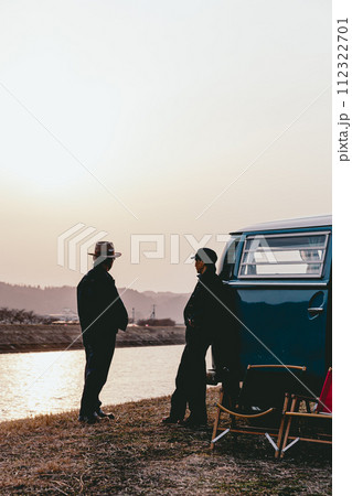 夕暮れに佇むシニア夫婦の写真 112322701