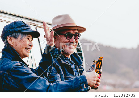 夕日を見ながら佇むシニア夫婦の写真 夕日を見ながら佇むシニア夫婦の写真 112322735