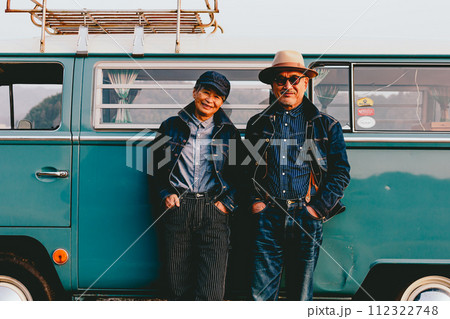 シニア夫婦のファッションの写真 112322748