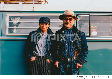 シニア夫婦のファッションの写真 112322751