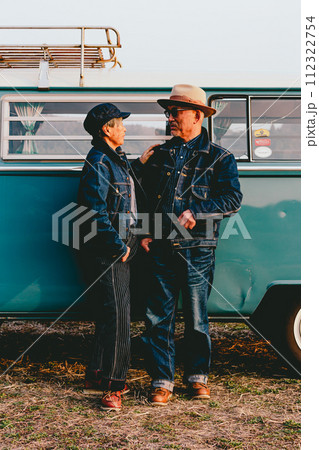 シニア夫婦のファッションの写真 シニア夫婦のファッションの写真 112322754