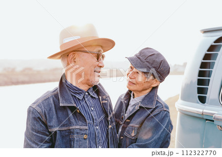 寄り添うシニア夫婦の写真 寄り添うシニア夫婦の写真 112322770