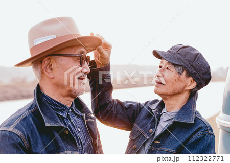 寄り添うシニア夫婦の写真 寄り添うシニア夫婦の写真 112322771