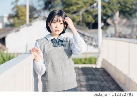 通学路の女子高生 通学路の女子高生 112322793