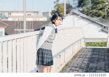 通学路の女子高生 通学路の女子高生 112322826