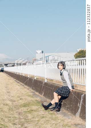 通学路の女子高生 112322837