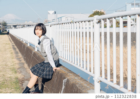 通学路の女子高生 112322838