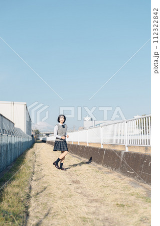 通学路の女子高生 112322842