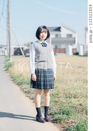 通学路の女子高生 通学路の女子高生 112322854