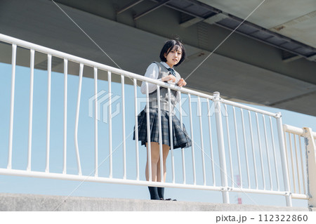 通学路の女子高生 通学路の女子高生 112322860