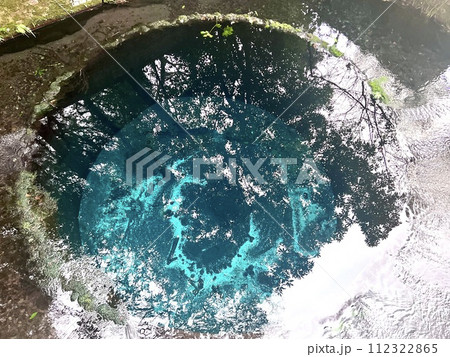 柿田川公園、第二展望台からみる湧水 柿田川公園、第二展望台からみる湧水 112322865