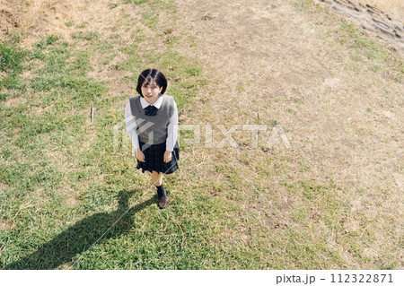 通学路の女子高生 通学路の女子高生 112322871