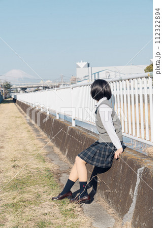 通学路の女子高生 112322894