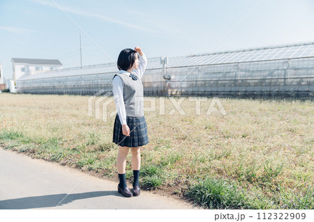 通学路の女子高生 112322909