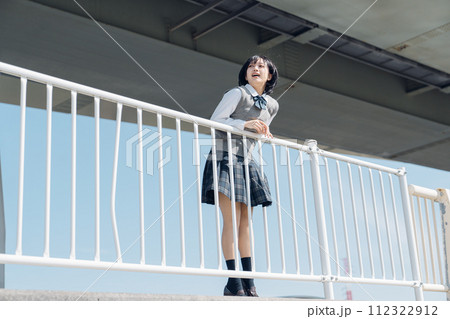 通学路の女子高生 112322912