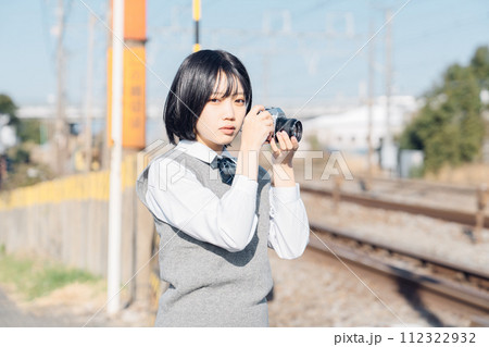 カメラを持つ女子高生 112322932