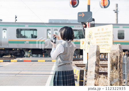 カメラを持つ女子高生 112322935