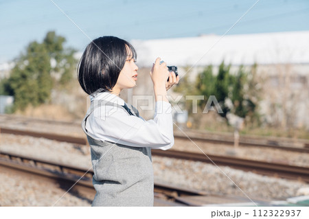 カメラを持つ女子高生 112322937