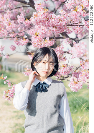 桜と女子高生 112322960