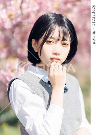 桜と女子高生 桜と女子高生 112323026