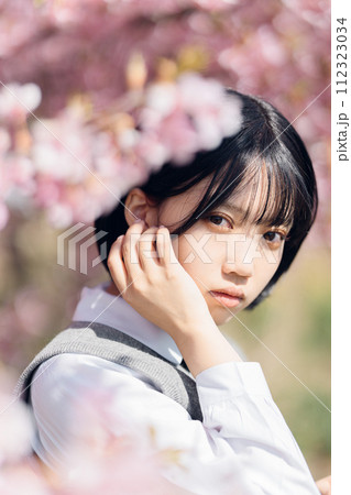 桜と女子高生 112323034