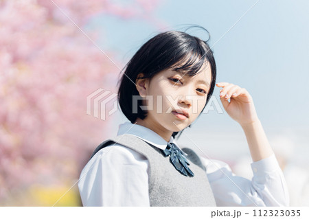 桜と女子高生 112323035
