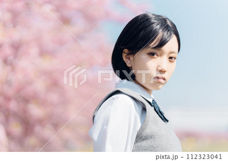 桜と女子高生 桜と女子高生 112323041