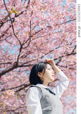 桜と女子高生 桜と女子高生 112323081