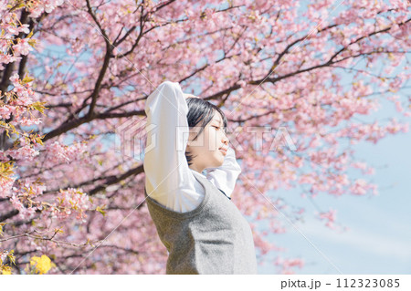 桜と女子高生 桜と女子高生 112323085
