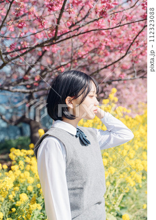 桜と女子高生 112323088