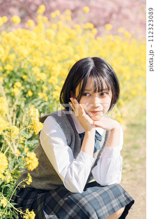 桜と女子高生 112323089