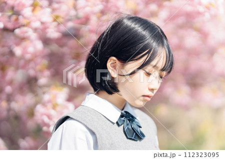 桜と女子高生 桜と女子高生 112323095