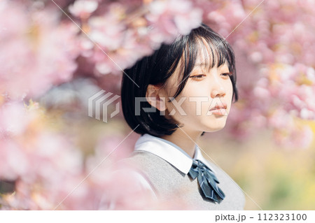 桜と女子高生 112323100