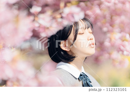 桜と女子高生 112323101