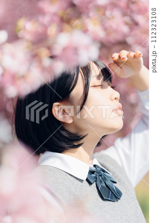 桜と女子高生 112323108