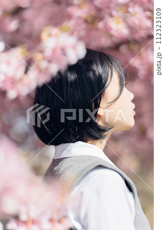 桜と女子高生 112323109