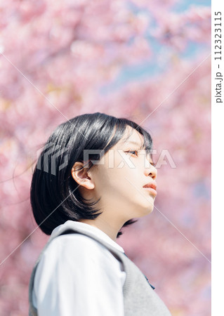 桜と女子高生 112323115