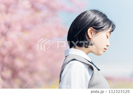 桜と女子高生 112323120