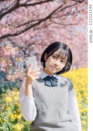 桜と女子高生 112323144